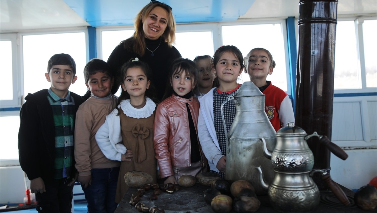 Van'da okuma ve yazmayı öğrenen minik öğrenciler teknede eğlendi