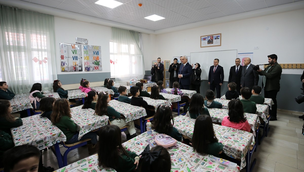 Van, Hakkari, Bitlis ve Muş'ta öğrenciler karnelerini aldı