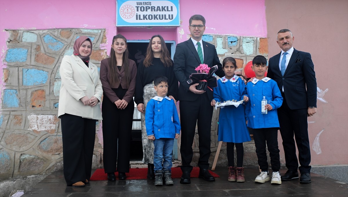 Van'da öğrenciler tadilatına destek verip açtıkları ana sınıfında pasta keserek karnelerini aldı