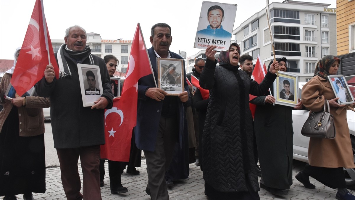 Vanlı aileler, DEM Parti İl Başkanlığı önündeki eylemlerini sürdürdü