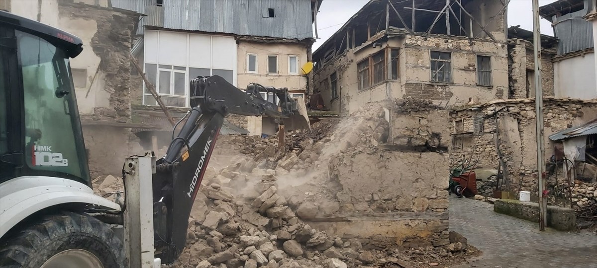 Ağın'da metruk evin yıkımı gerçekleştirildi