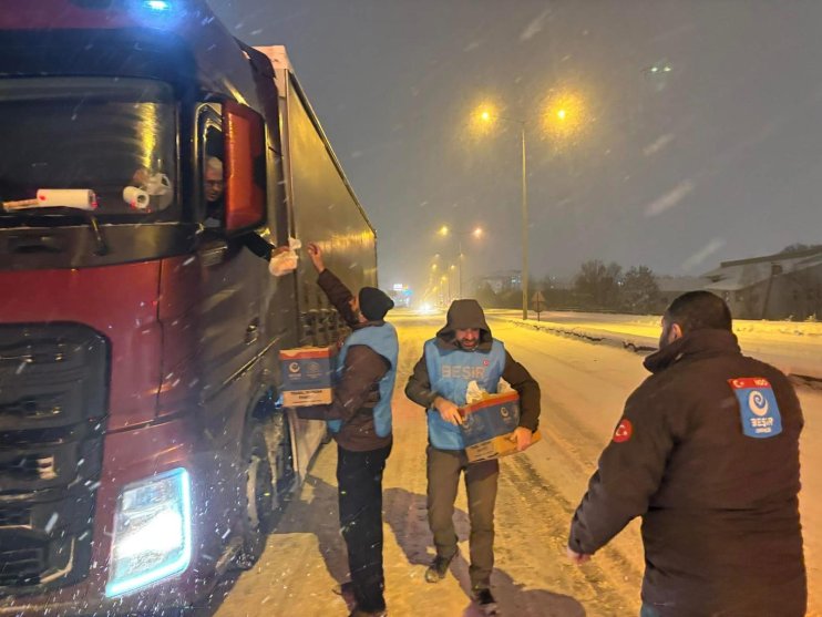 Ağrı çevre kara yollarında mahsur kalanlara Ağrı Beşir Derneği kumanya dağıttı1