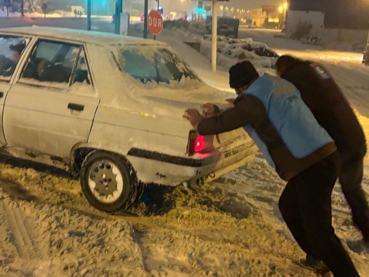 Ağrı çevre kara yollarında mahsur kalanlara Ağrı Beşir Derneği kumanya dağıttı3