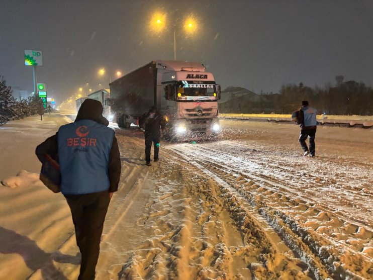 Ağrı çevre kara yollarında mahsur kalanlara Ağrı Beşir Derneği kumanya dağıttı5