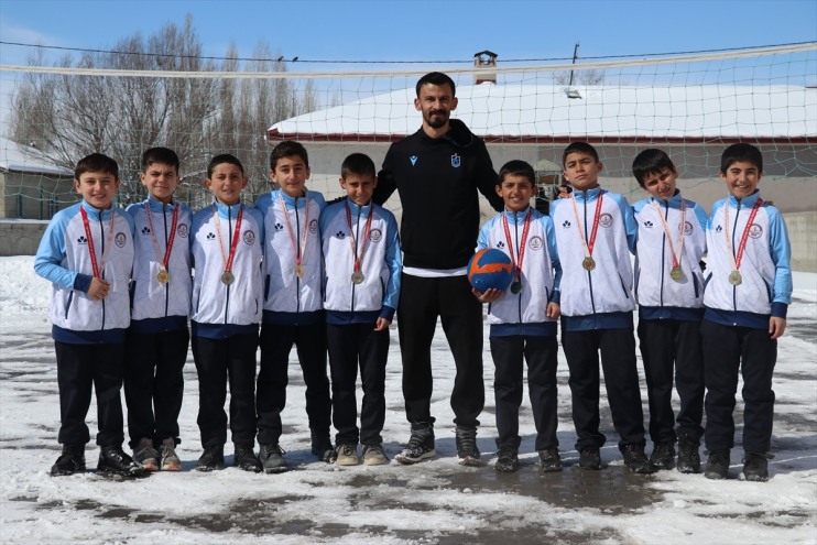 Ağrı'da köy okulunun Selçuk öğretmeni 7 yıldır öğrencilere spor sevgisini aşılıyor