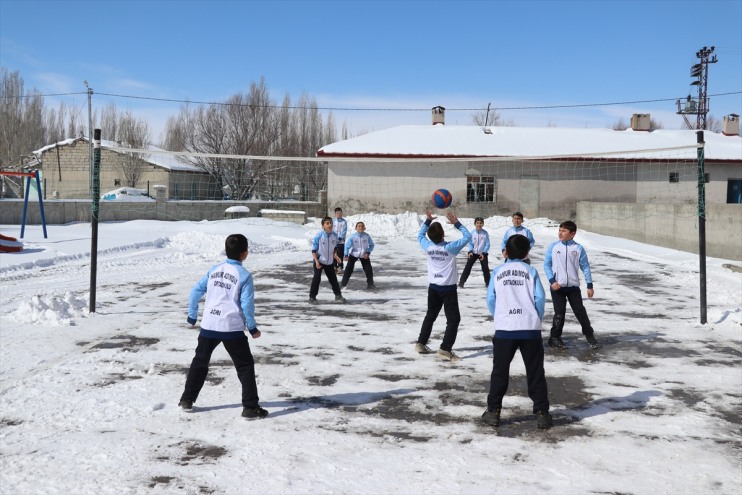 okulunun 7 öğrencilere aşılıyor yıldır Selçuk sevgisini spor öğretmeni köy Ağrı