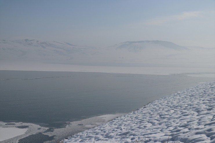 Ağrı'daki Yazıcı Barajı'nın yüzeyi buzla kaplandı