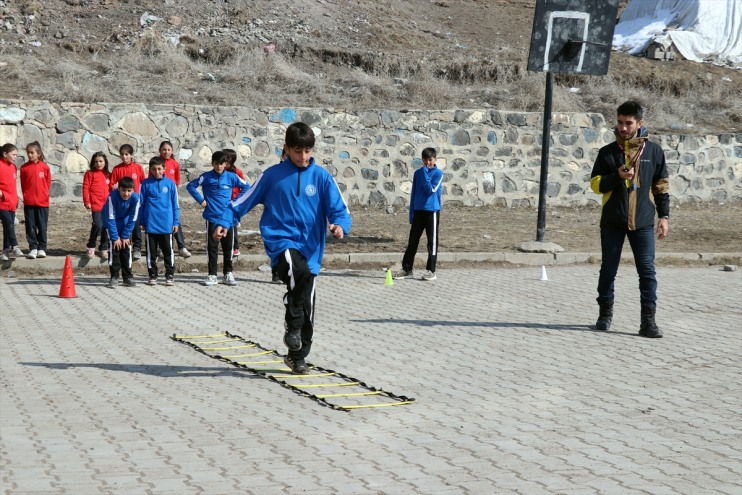 kar köyündeki olmuyor şampiyonluk engel atletlerin kış hayaline Ağrı