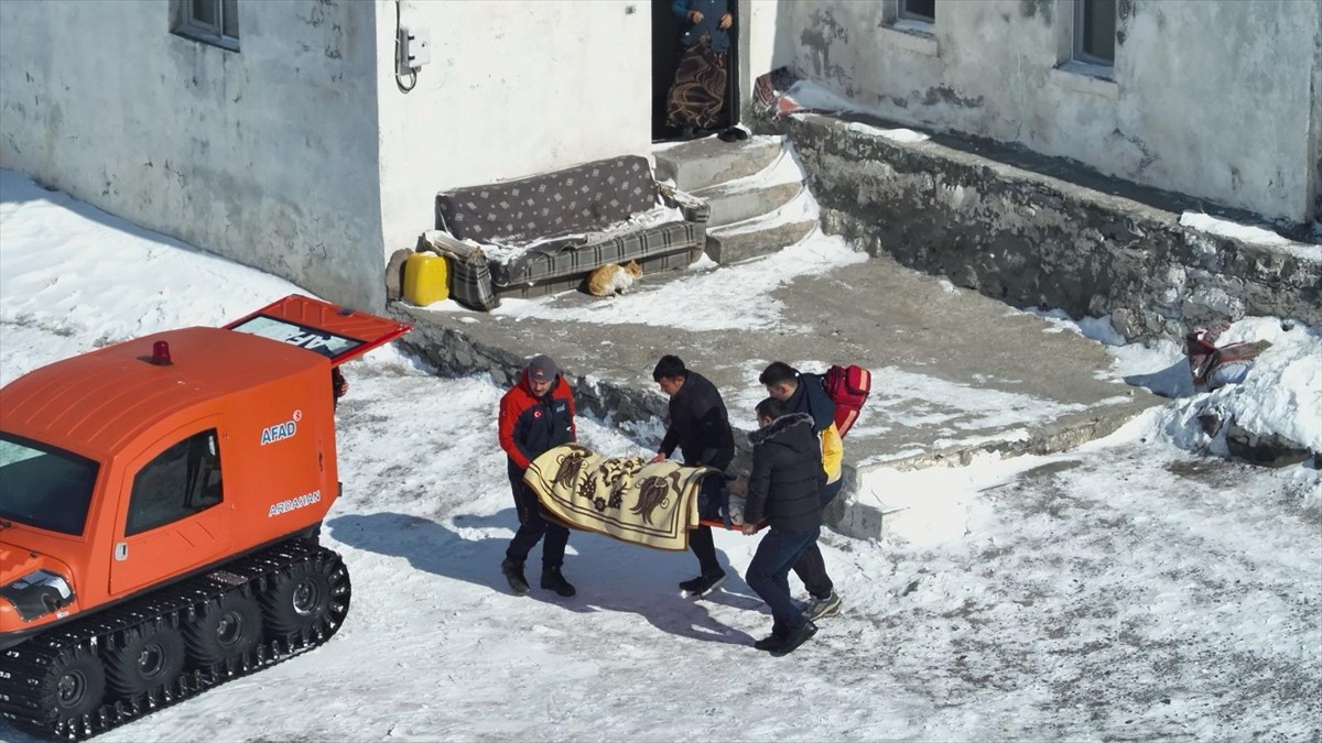 Ardahan'da kar nedeniyle köyde mahsur kalan hasta paletli araçla kurtarıldı