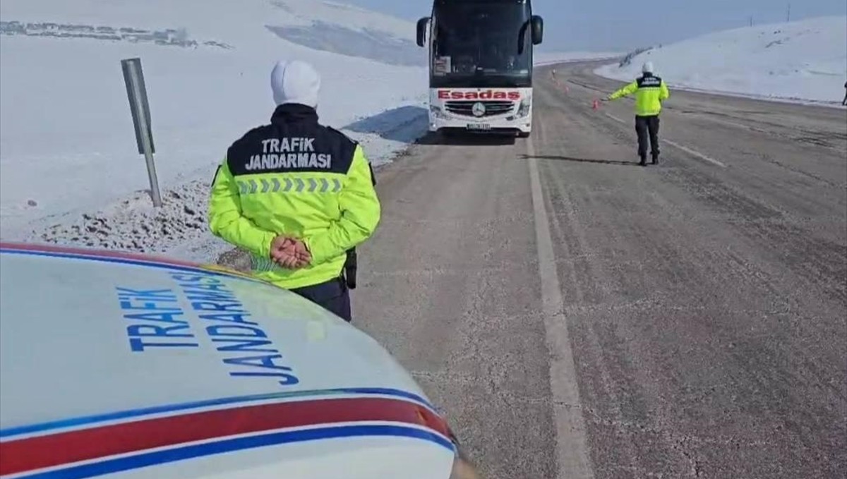 Ardahan'da otobüsler yolcu gibi seyahat eden jandarma ekiplerince denetleniyor