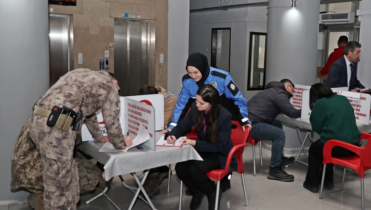 Ardahan'da polisler 6 Şubat depremlerinde hayatını kaybedenler anısına kan bağışı yaptı