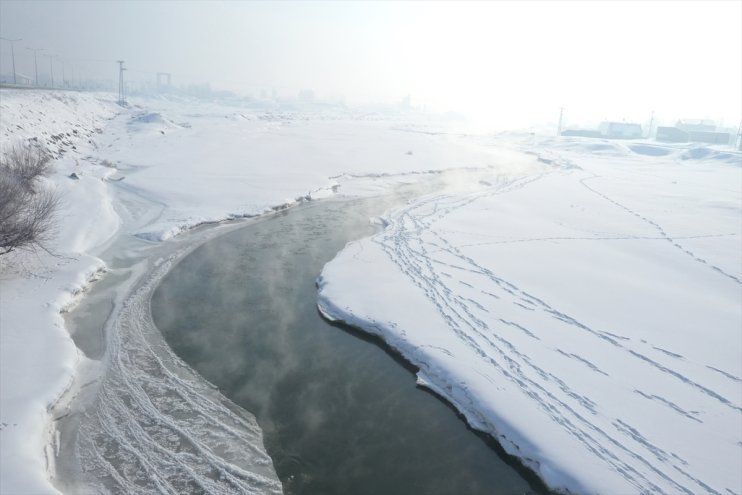 Ardahan, Iğdır ile Ağrı'da kar ve tipi nedeniyle 255 köy yolu ulaşıma kapandı