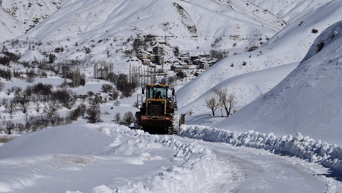 Bitlis'te kapalı 49 köy yolunun ulaşıma açılması için çalışmalar sürüyor