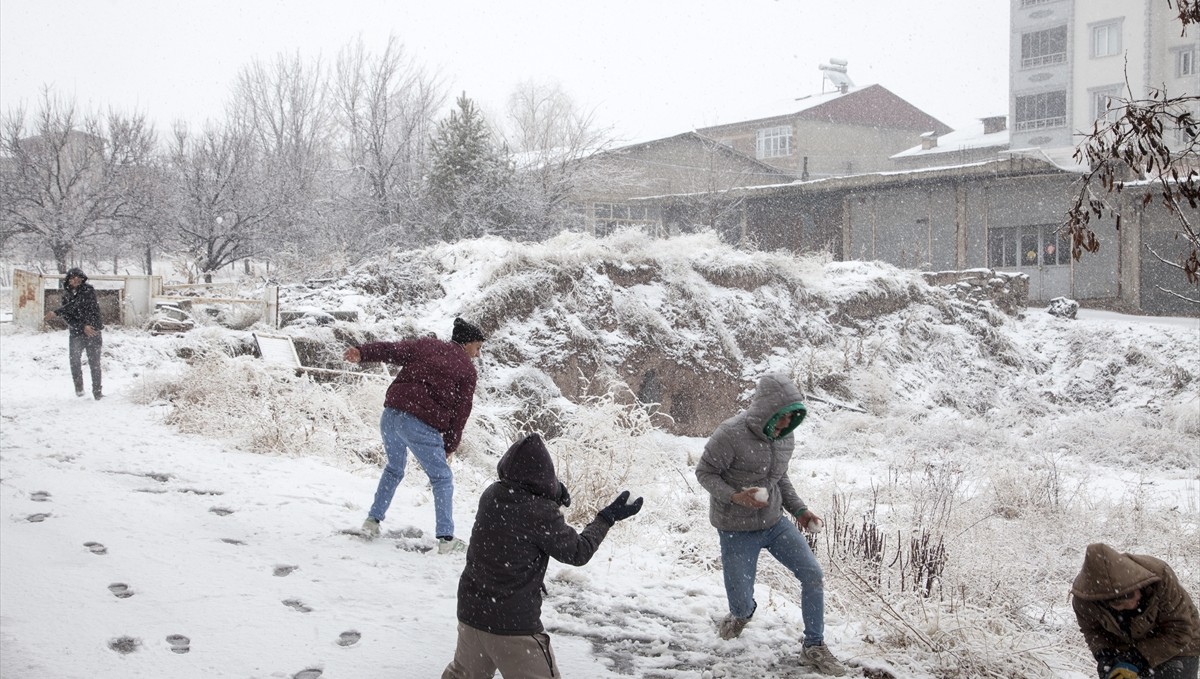 Bitlis'te kar yağışı etkisini sürdürüyor