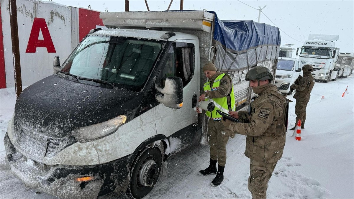 Bitlis'te yolda kalan sürücülere jandarma ekipleri yardım etti