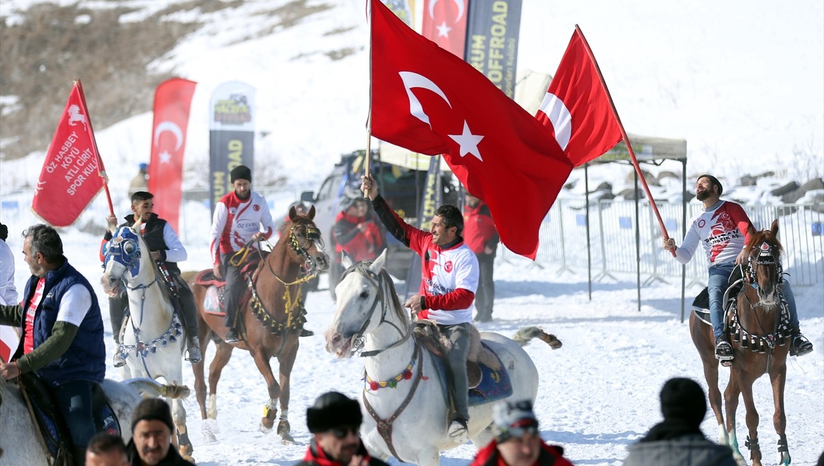 Buzla kaplı Çıldır Gölü üzerinde "Altın At Kristal Buz Festivali" yapıldı