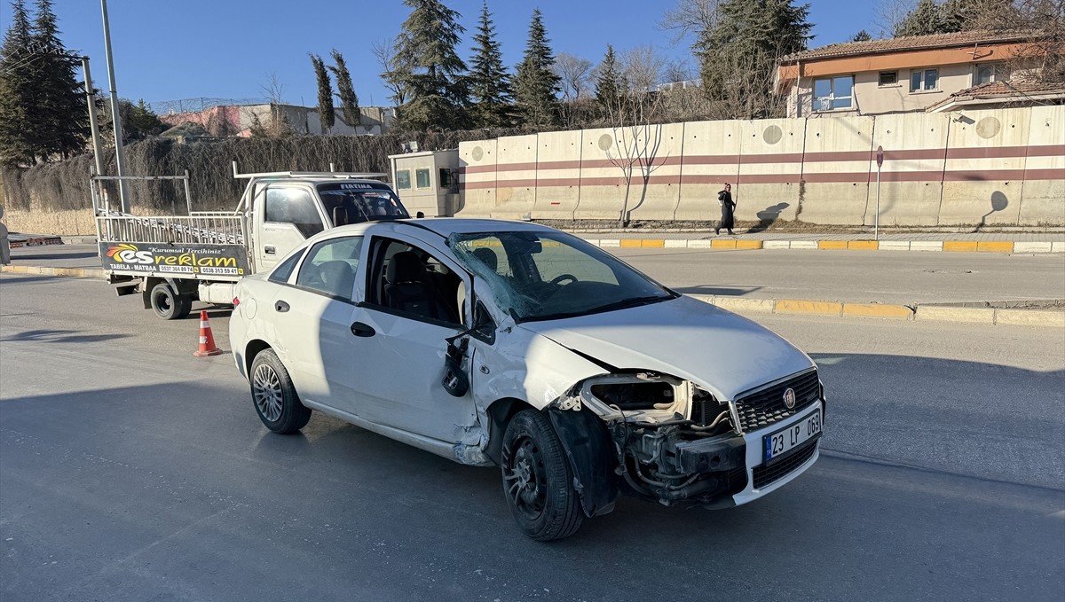 Elazığ'da 3 aracın karıştığı kazada 1 kişi yaralandı