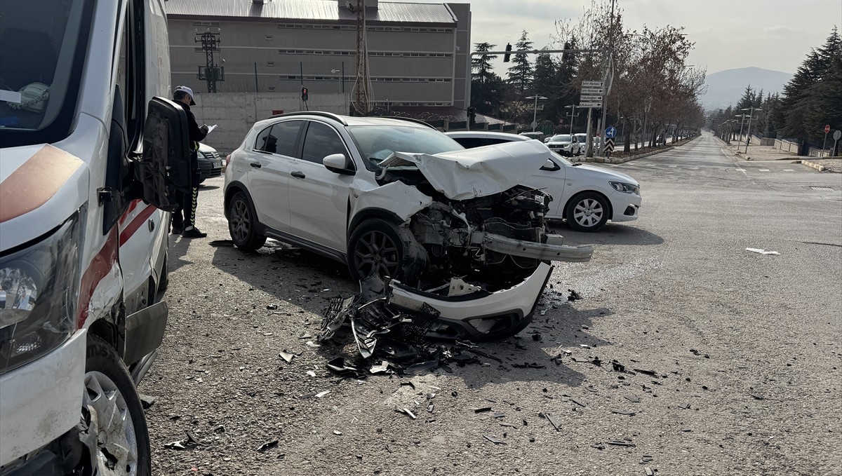 Elazığ'da ambulans ile otomobilin çarpıştığı kazada 2 kişi yaralandı