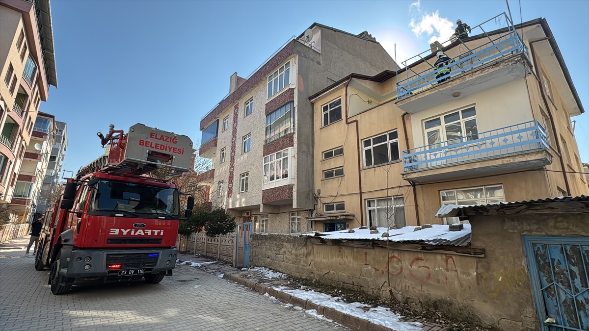 Elazığ'da bir apartmanın bacasında çıkan yangın söndürüldü