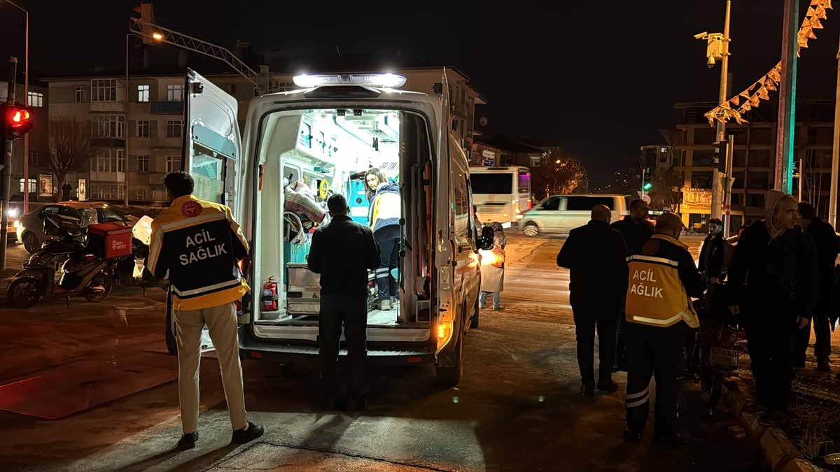 Elazığ'da motosiklet yayaya çarptı, 2 kişi yaralandı