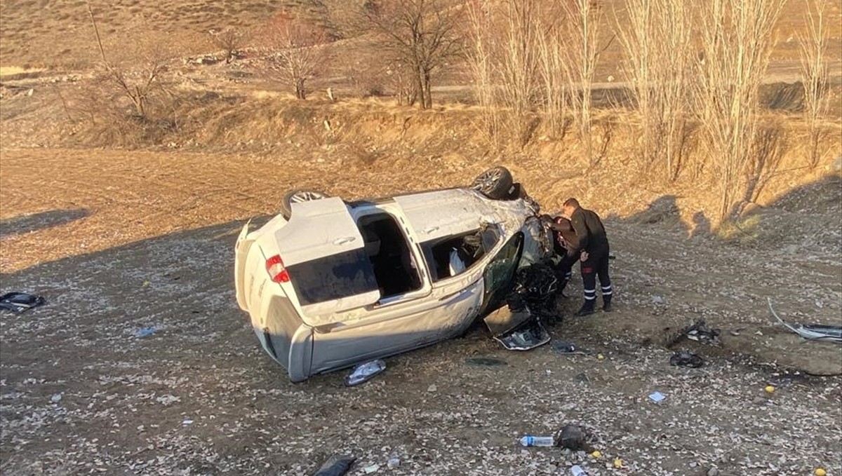 Erzincan'da hafif ticari aracın şarampole devrildiği kazada 4 kişi yaralandı