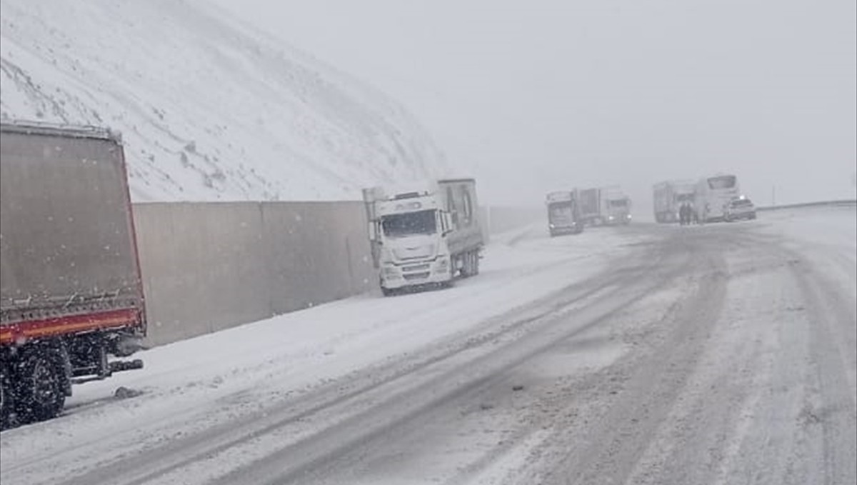 Erzincan'da kar yağışı kara yollarında ulaşımı olumsuz etkiledi