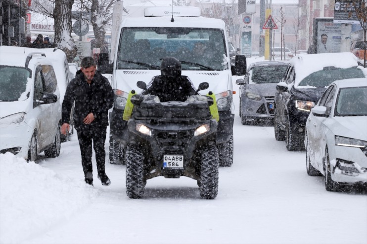 kar ve etkili oluyor Ağrı