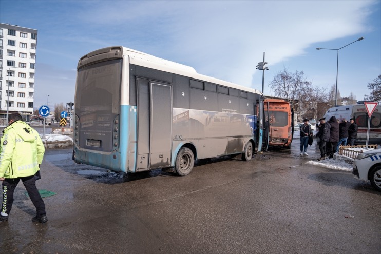 kişi yolcu 4 otobüsü halk minibüsüne çarptı, yaralandı Erzurum