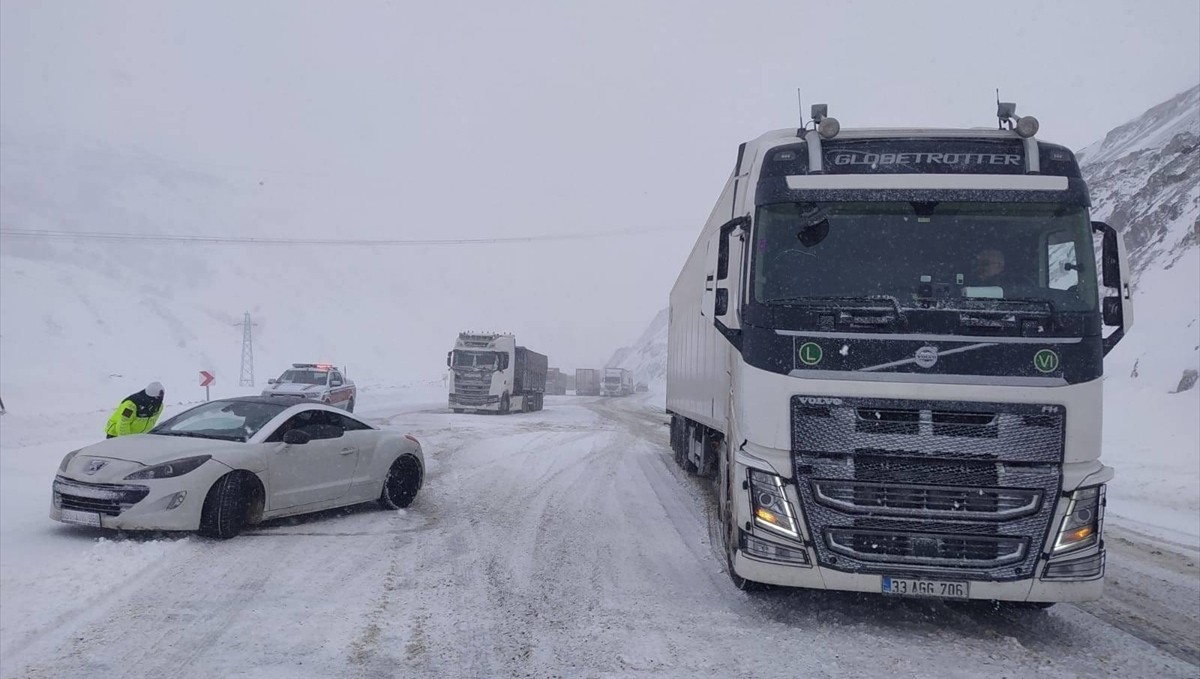 Erzurum'da jandarma, kar nedeniyle yolda mahsur kalan 143 kişiyi kurtardı