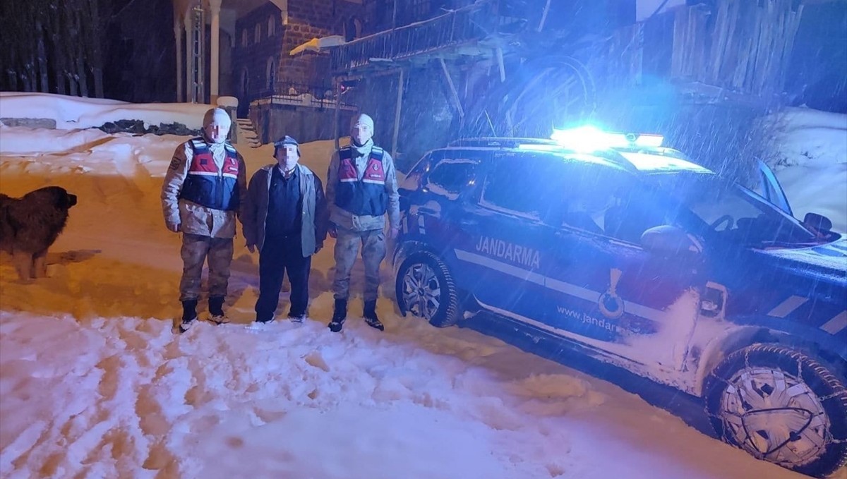 Erzurum'da karda aracıyla mahsur kalan kişiyi jandarma kurtardı