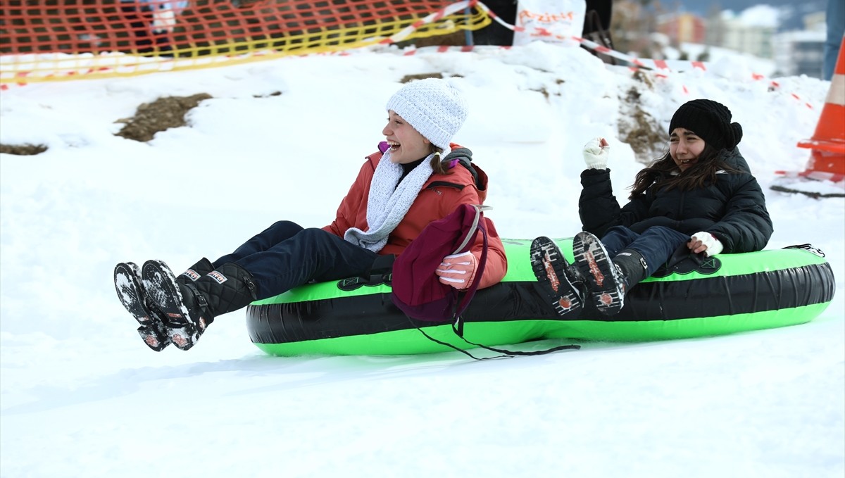 Erzurum'da kızak ve kayağın yanında "snow tubing" yapılacak pist açıldı