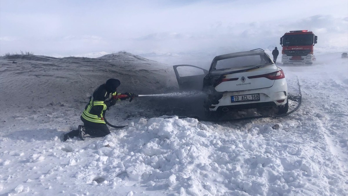 Erzurum'da seyir halindeki otomobil yandı