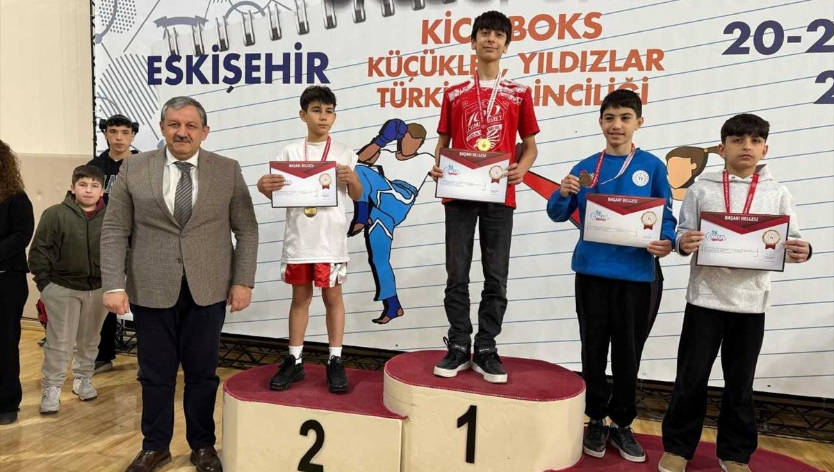 Erzurum Kick Boks takımı, Eskişehir'den Türkiye şampiyonluğu kazanarak döndü