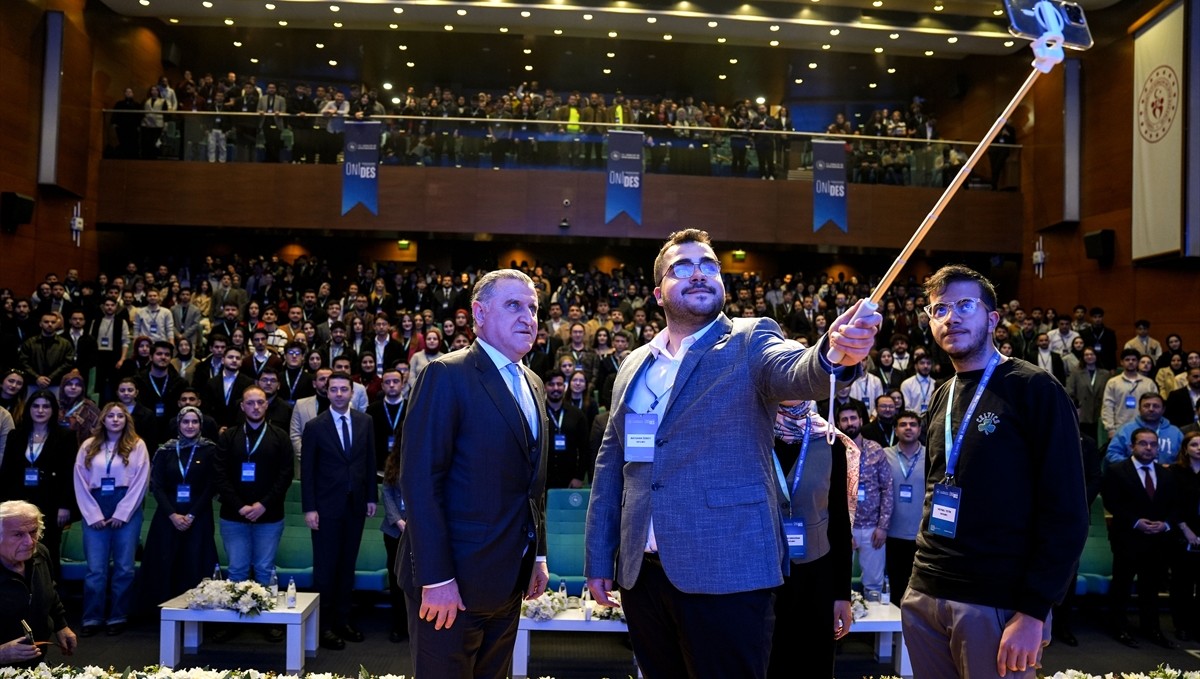 Gençlik ve Spor Bakanı Osman Aşkın Bak, ÜNİDES 2. Dönem Öğrenci Topluluk Temsilcileri Buluşması'na katıldı