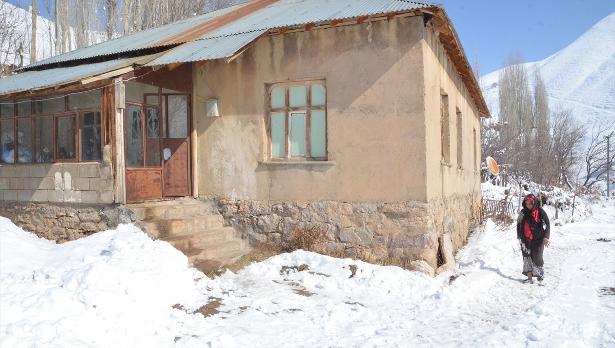 Hakkari'de 50 yaşındaki kadın mezrada tek başına yaşıyor