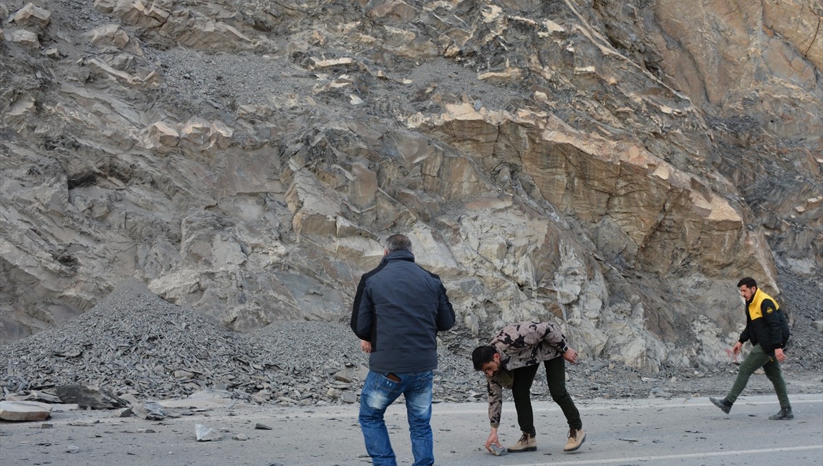 Hakkari'de dağdan kopan kaya otomobile isabet etti