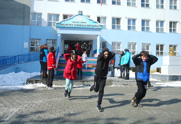 tahliye anında deprem tatbikatı Hakkari