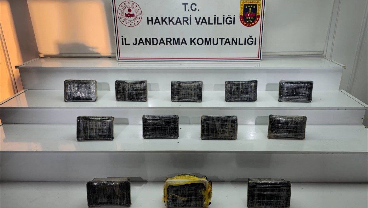 Hakkari'de minibüste 15 kilo 500 gram uyuşturucu ele geçirildi