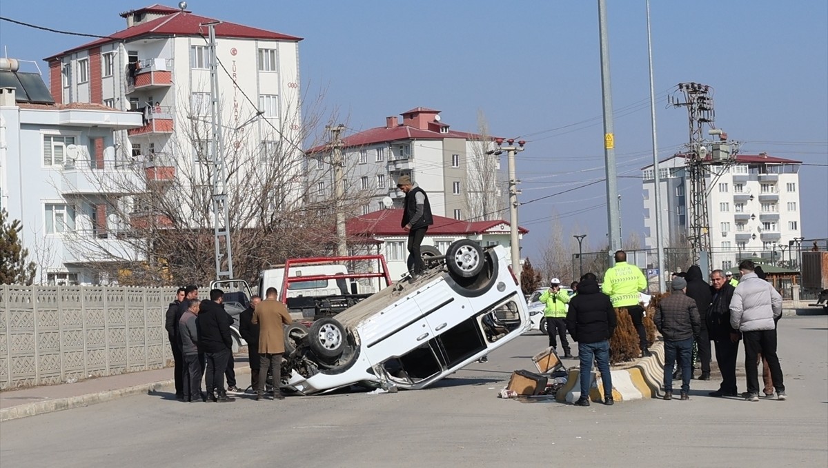 Iğdır'da devrilen araçtaki 2 kişi yaralandı