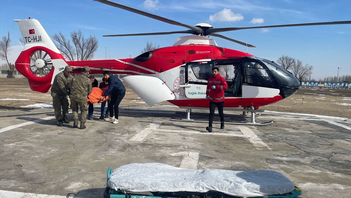 Iğdır'ın dağ köyünde yaşayan hasta, ambulans helikopterle hastaneye ulaştırıldı