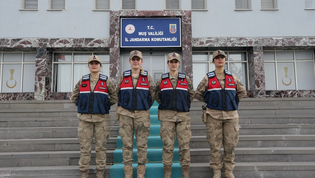 Kadın komutanlar köy köy gezerek KADES'i anlatıyor