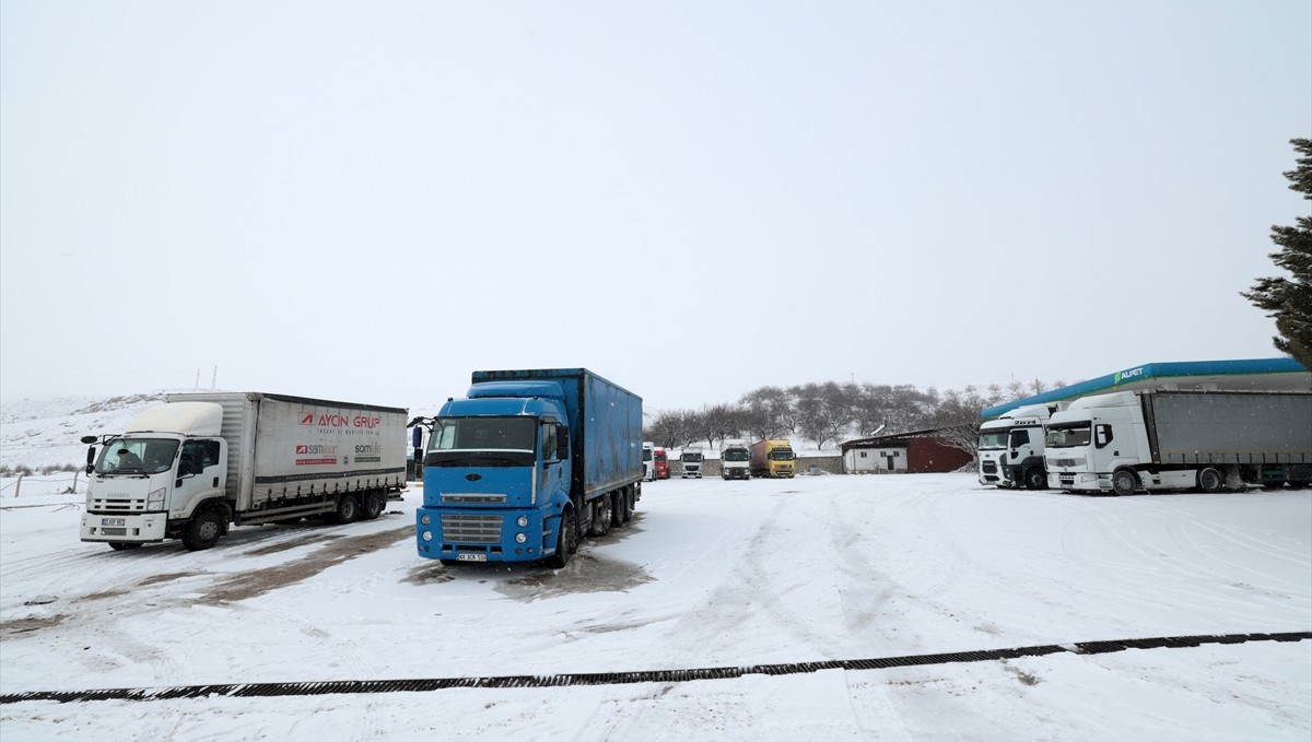 Kar yağışı nedeniyle Malatya-Kayseri kara yolu ağır tonajlı araçların geçişine kapatıldı