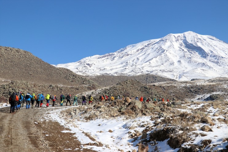 Ağrı Dağı ağırlıyor kışta dağcıları kaplı çetin da Karla 2