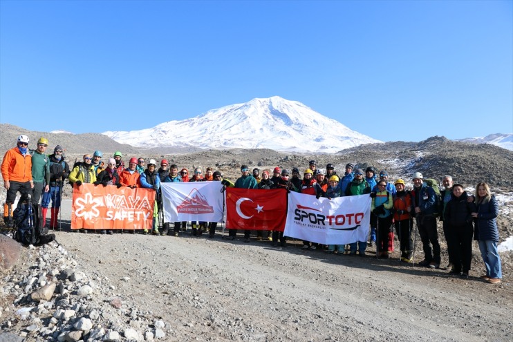 kaplı kışta ağırlıyor da Karla Ağrı çetin Dağı dağcıları 8