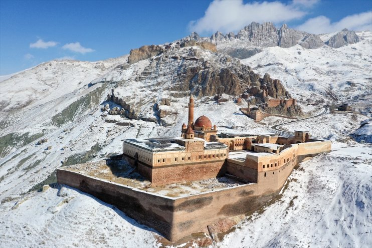 Karla kaplı İshak Paşa Sarayı gün batımı manzarasıyla fotoğrafçıları çekiyor1