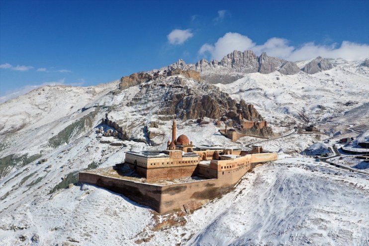 Karla kaplı İshak Paşa Sarayı gün batımı manzarasıyla fotoğrafçıları çekiyor12