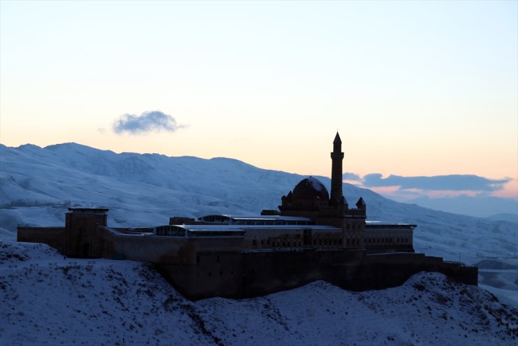 Karla kaplı İshak Paşa Sarayı gün batımı manzarasıyla fotoğrafçıları çekiyor8