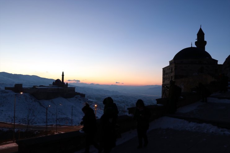 Karla kaplı İshak Paşa Sarayı gün batımı manzarasıyla fotoğrafçıları çekiyor9