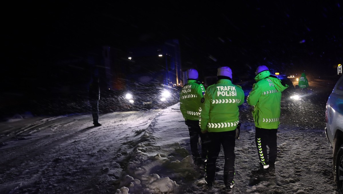 Kars'ta kar yağışı nedeniyle eğitime bir gün ara verildi