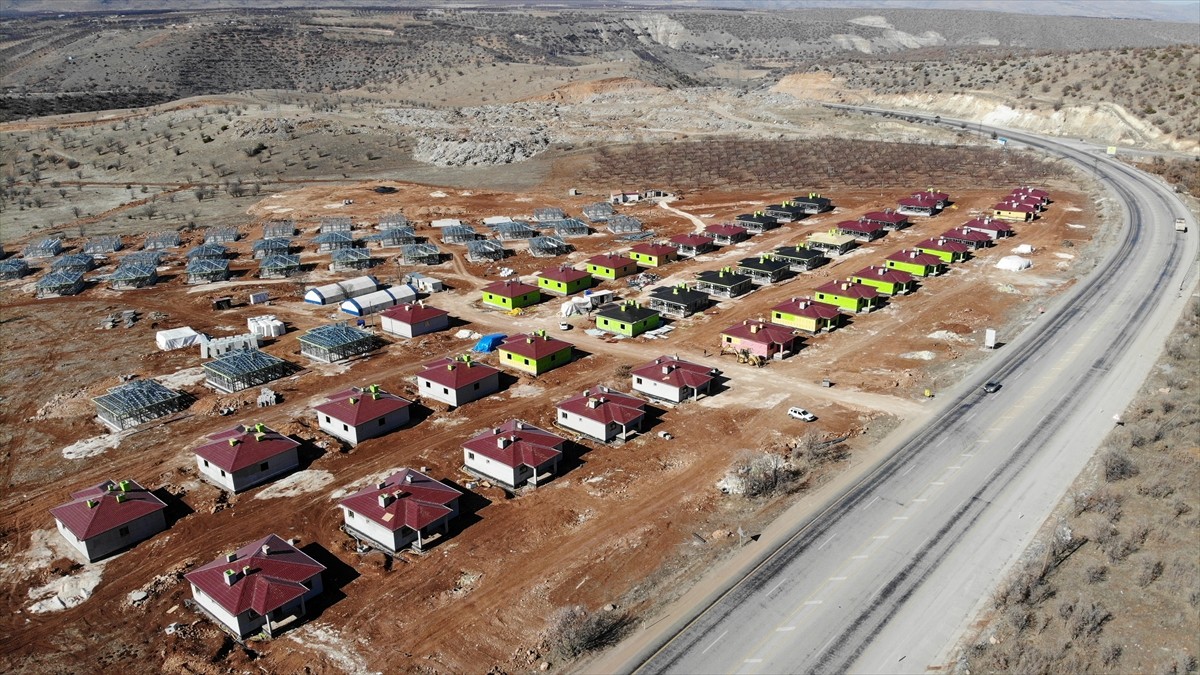 Malatya'nın Doğanşehir ilçesindeki çelik deprem konutlarının yapımı sürüyor